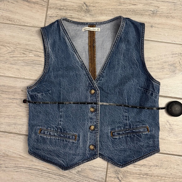 The A&F Mara Denim Vest - Picture 4 of 6